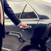 Chauffeur, Homme toutes mains