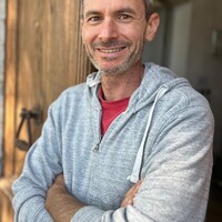 Caretaker couple, Homme toutes mains