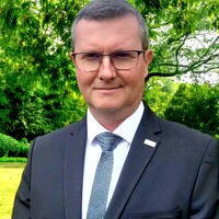 Gardien, Homme toutes mains